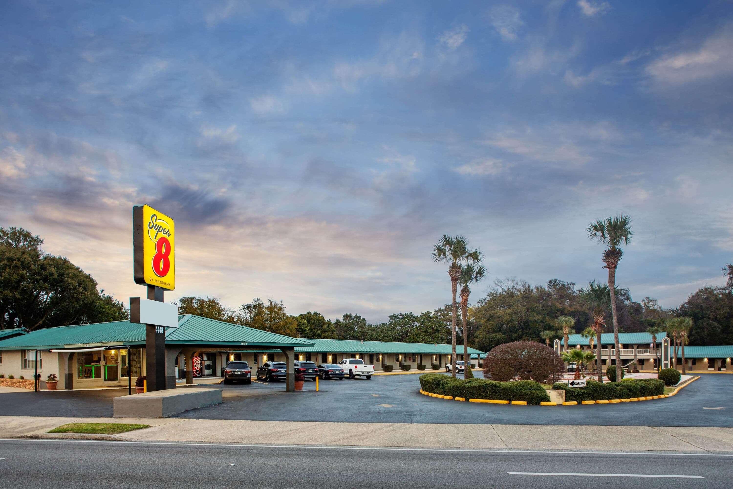 Super 8 By Wyndham Pensacola Nas Area Motel Beach Haven Exterior photo